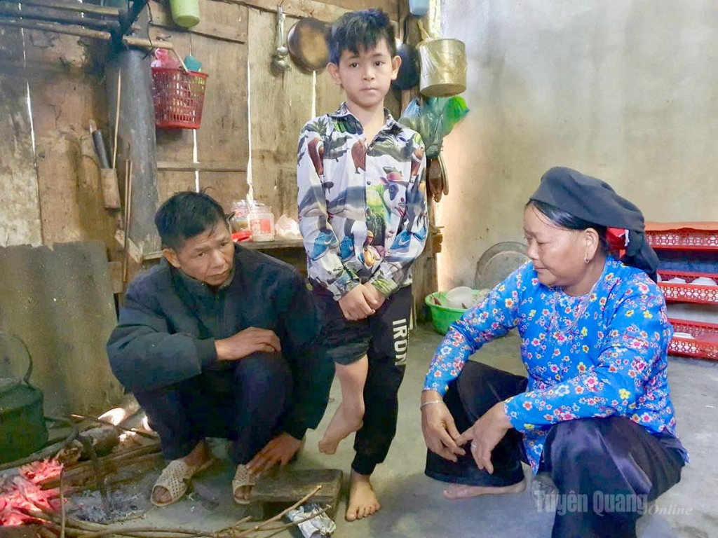 Em Vàng Văn Nguyễn,  học sinh lớp 6, Trường Phổ thông Dân tộc bán trú Tiểu học và THCS Bản Ngò, xã Pà Vầy Sủ, sống cùng với ông bà ngoại.