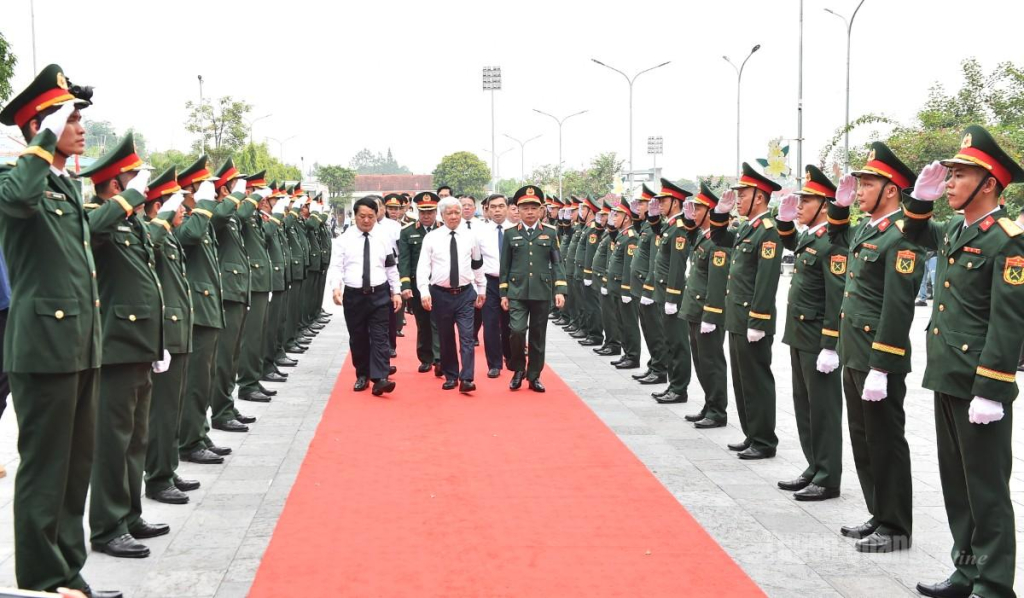 Các đồng chí lãnh đạo Đảng, Nhà nước, lãnh đạo tỉnh tiến vào buổi lễ.