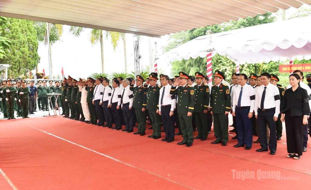 Các đại biểu thực hiện Lễ truy điệu các liệt sĩ tại Nghĩa Trang Liệt sĩ Quốc gia Vị Xuyên.