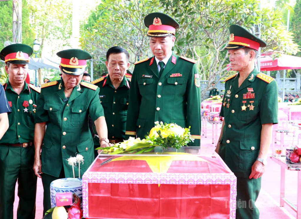 Các cựu chiến binh xúc động bên hài cốt của đồng đội.