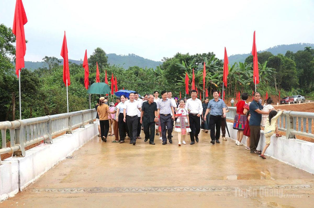 Sau thời gian nỗ lực của cấp ủy, chính quyền xã Đồng Tâm và sự đồng thuận của Nhân dân,  cây cầu dân sinh ở thôn Đoàn Kết đã hoàn thành, đưa vào sử dụng.