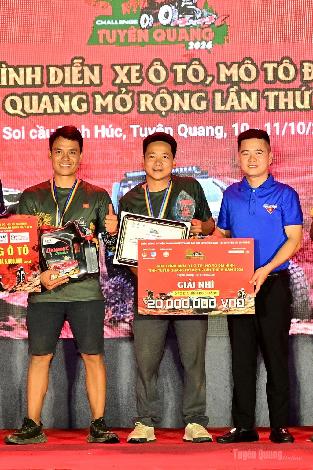 Anh Nguyễn Xuân An (đứng giữa) cùng đồng đội nhận giải Á quân từ Ban tổ chức giải đua.