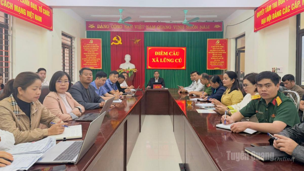 Cán bộ, đảng viên xã Lũng Cú học tập các chỉ thị, nghị quyết của Đảng.