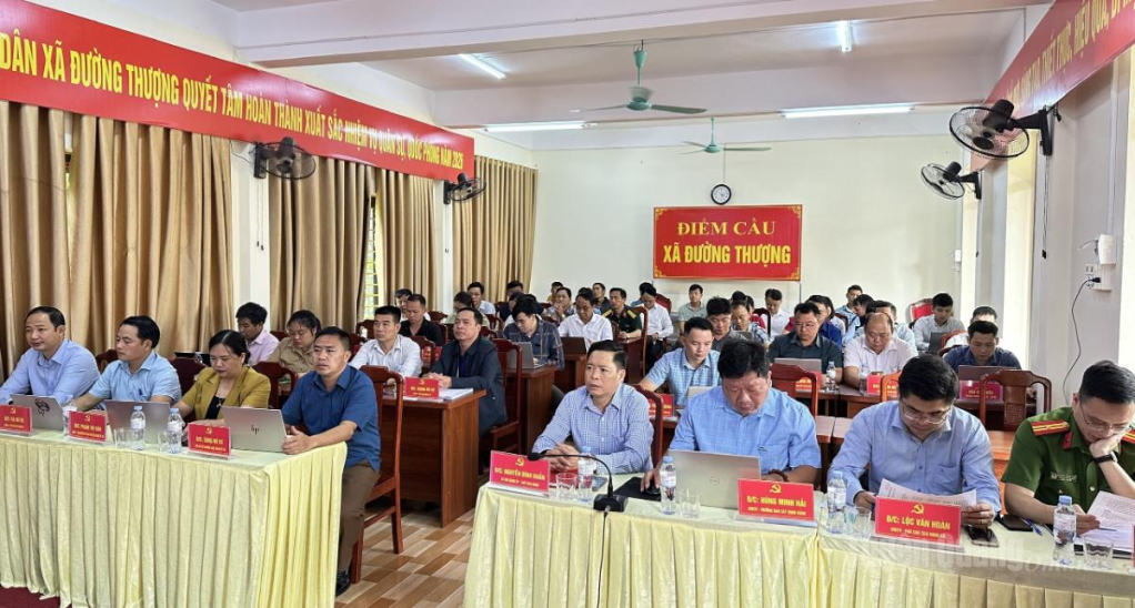 Cán bộ, đảng viên xã Đường Thượng học nghị quyết.