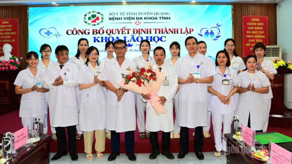 Lãnh đạo Bệnh viện Đa khoa tỉnh tặng hoa chức mừng lãnh đạo và nhân viên Khoa Lão học.