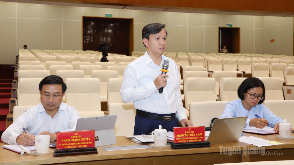 Bí thư Đảng ủy phường Minh Xuân thảo luận tại tổ.