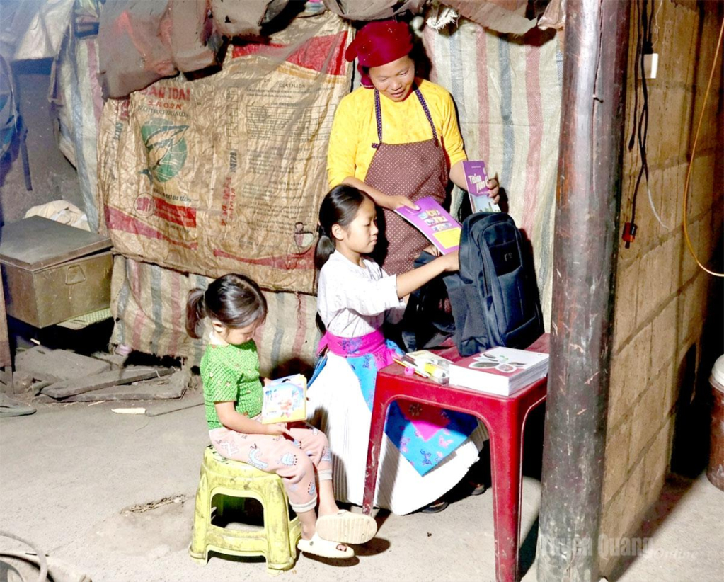 Em Dinh Thị Dàng, thôn Lũng Táo, xã Lũng Cú được mẹ dậy sớm sửa soạn quần áo, sách vở đến trường.  ảnh: Diệu Linh