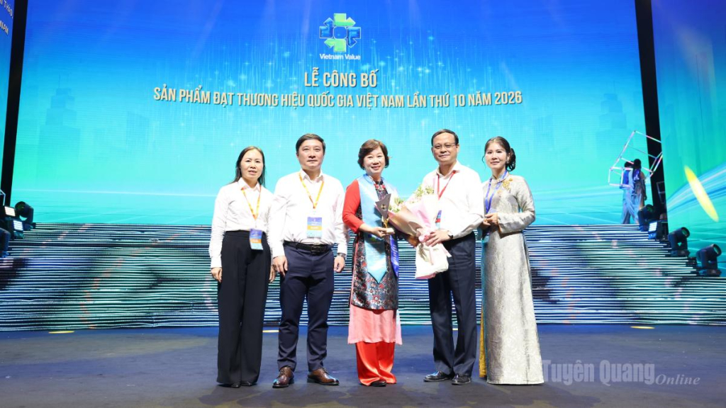 Phó Chủ tịch Thường trực UBND tỉnh Nguyễn Mạnh Tuấn tặng hoa chúc mừng Công ty cổ phần Woodsland Tuyên Quang.