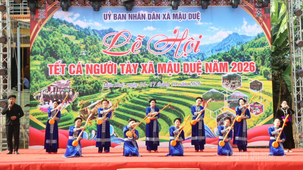 Tiết mục văn nghệ đặc sắc mở màn khai mạc lễ hội.