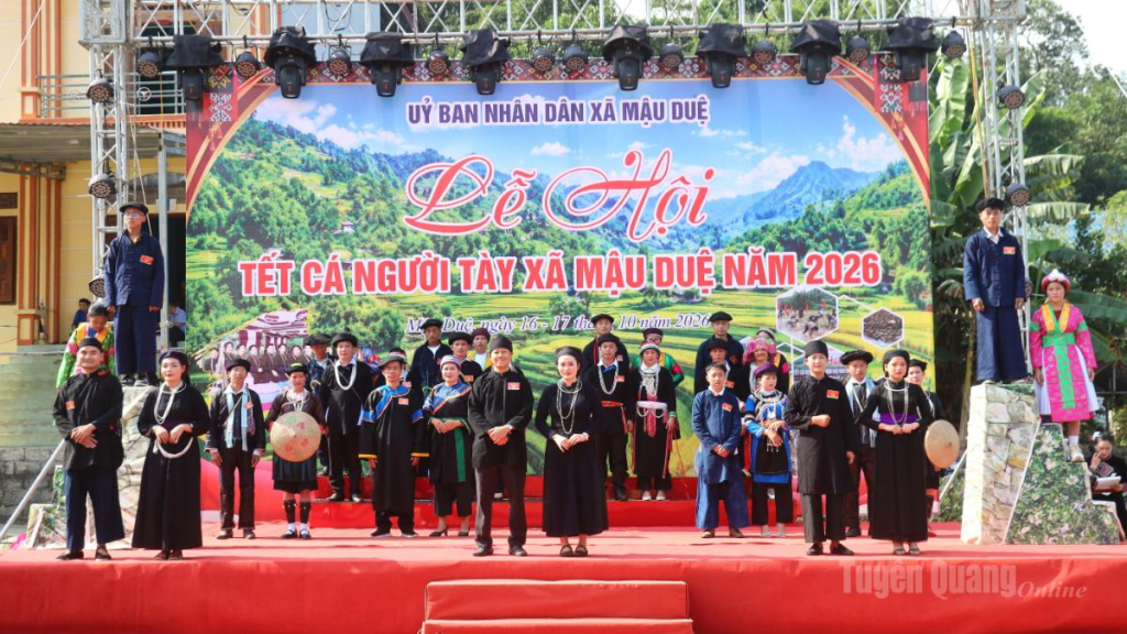 Thi trình diễn trang phục truyền thống các dân tộc tại Lễ hội.