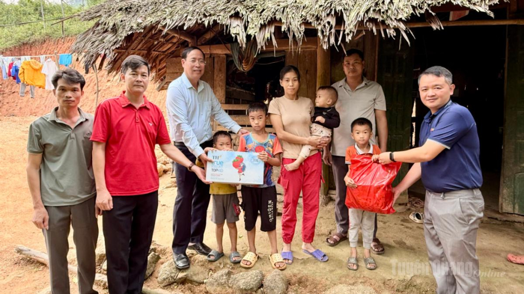 Các nhà hảo tâm tặng quà cho gia đình anh Vi Văn Bốn, thôn Nắc Con, xã Yên Phú.