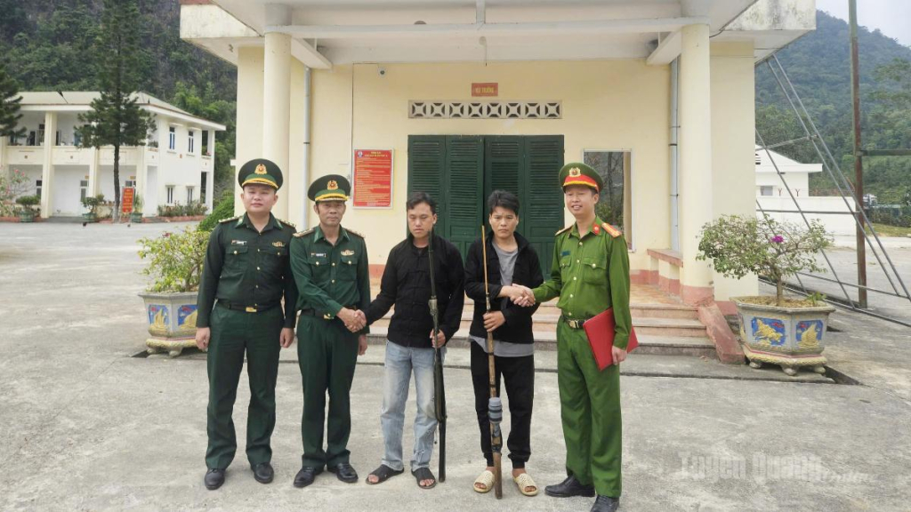 Cán bộ, chiến sĩ Đồn Biên phòng Sơn Vĩ và Công an xã Sơn Vĩ tiếp nhận số vũ khí tự chế do người dân giao nộp.