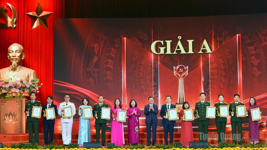 Đồng chí Thường trực Ban Bí thư Trần Cẩm Tú và đồng chí Chủ tịch Ủy ban Trung ương  MTTQ Việt Nam Bùi Thị Minh Hoài trao giải A cho các tác giả, nhóm tác giả.