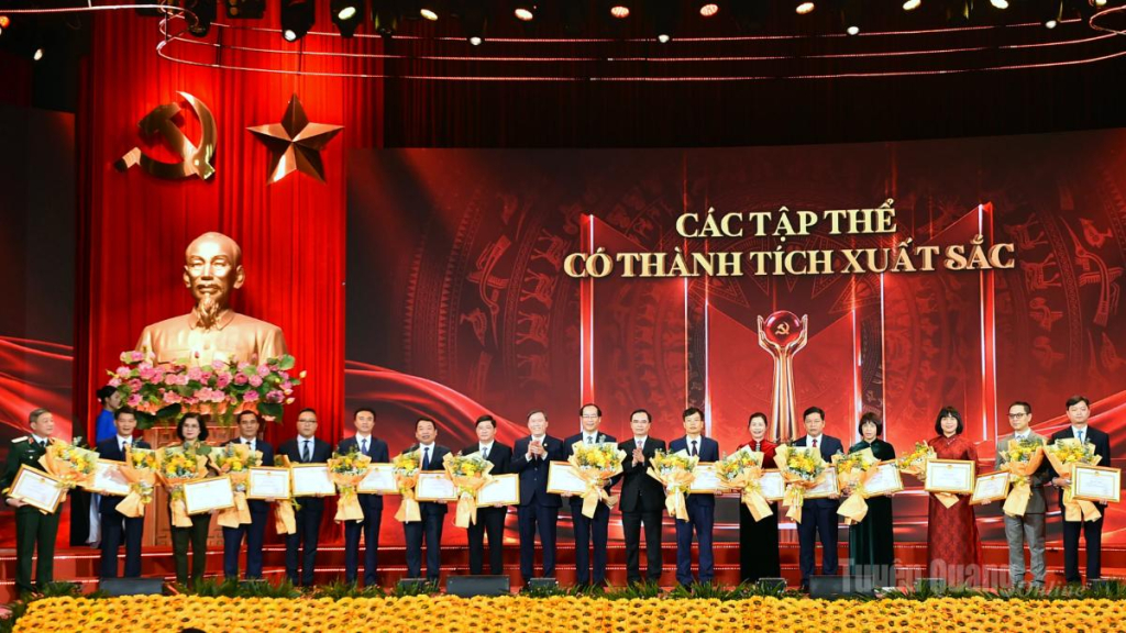 Ban Tổ chức trao giải tập thể có thành tích xuất sắc cho các đại biểu.