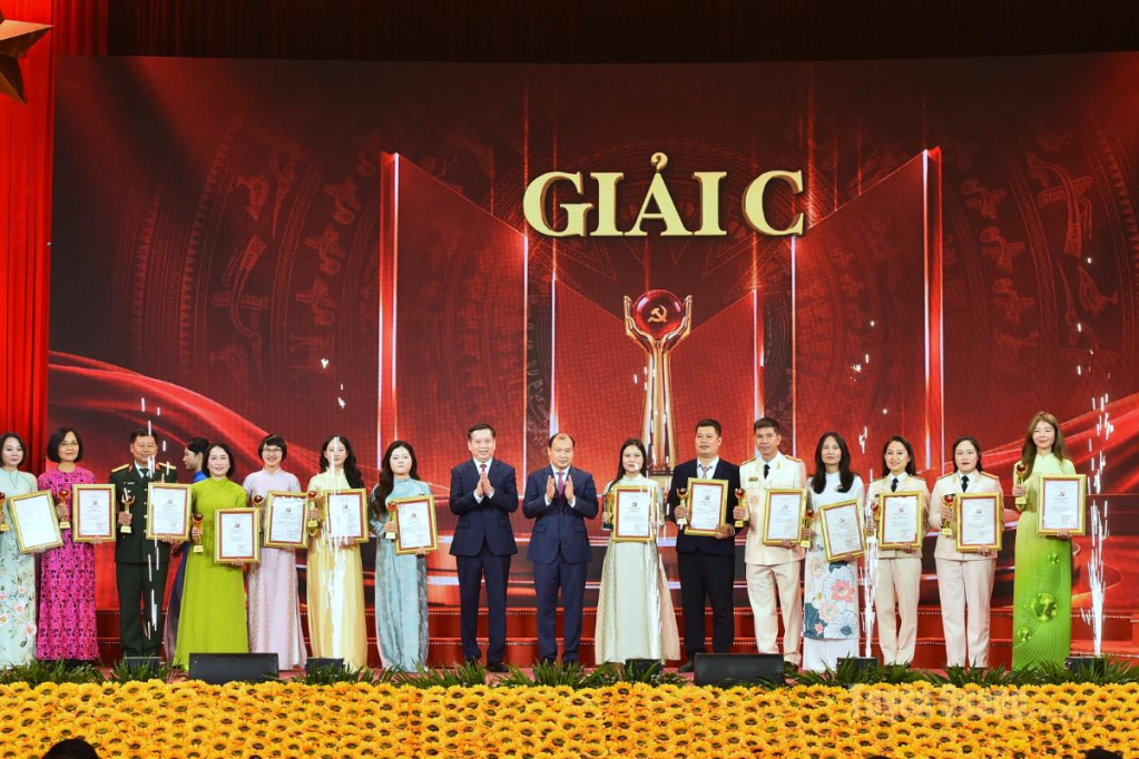 Các đồng chí lãnh đạo Học viện Chính trị quốc gia Hồ Chí Minh trao giải C cho các tác giả, nhóm tác giả.