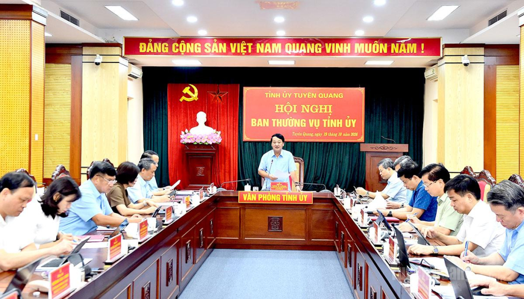 Đồng chí Bí thư Tỉnh ủy Hầu A Lềnh chủ trì hội nghị.