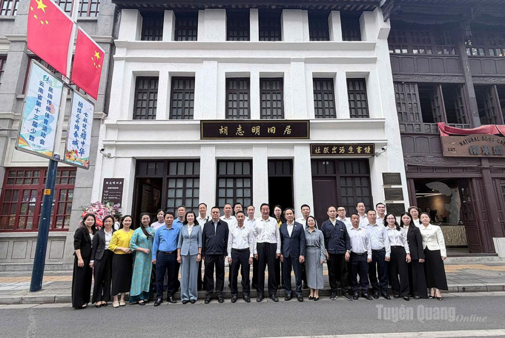 Đoàn đại biểu Hội đồng nhân dân 4 tỉnh Tuyên Quang, Lào Cai, Lai Châu, Điện Biên chụp ảnh lưu niệm tại Khu di tích Chủ tịch Hồ Chí Minh tại Côn Minh.