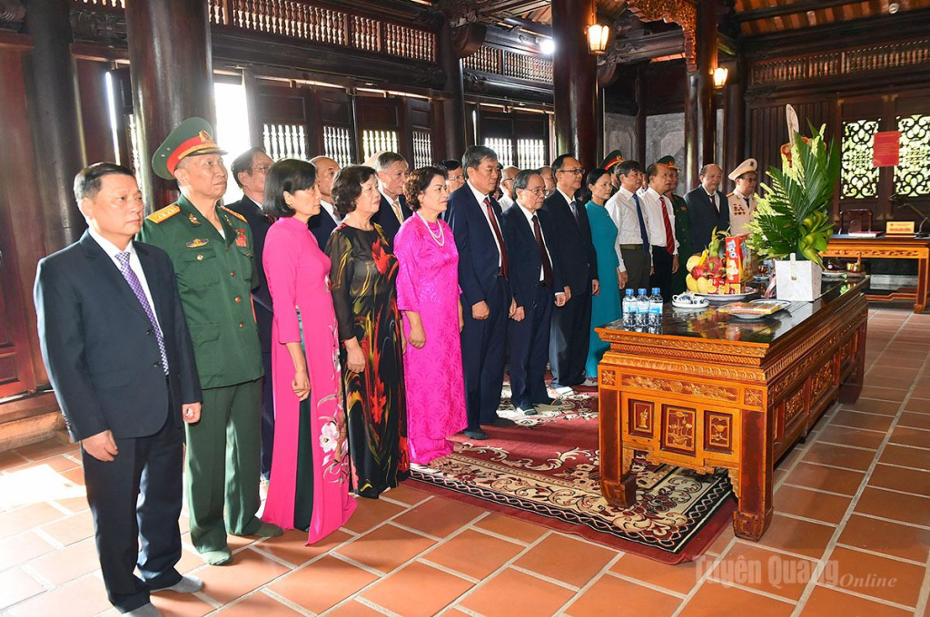 Các đại biểu CLB Tân Trào dâng hương, tưởng nhớ Chủ tịch Hồ Chí Minh.