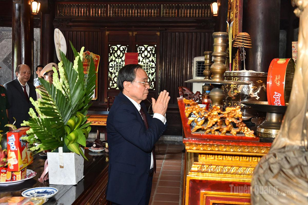 Đồng chí Nguyễn Hữu Hoan, nguyên Phó Bí thư Thường trực Tỉnh ủy, Chủ nhiệm CLB Tân Trào dâng hương Chủ tịch Hồ Chí Minh.