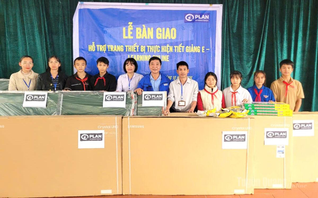 Văn phòng Plan Tuyên Quang hỗ trợ thiết bị tại Trường Phổ thông Dân tộc bán trú THCS Lũng Chinh.