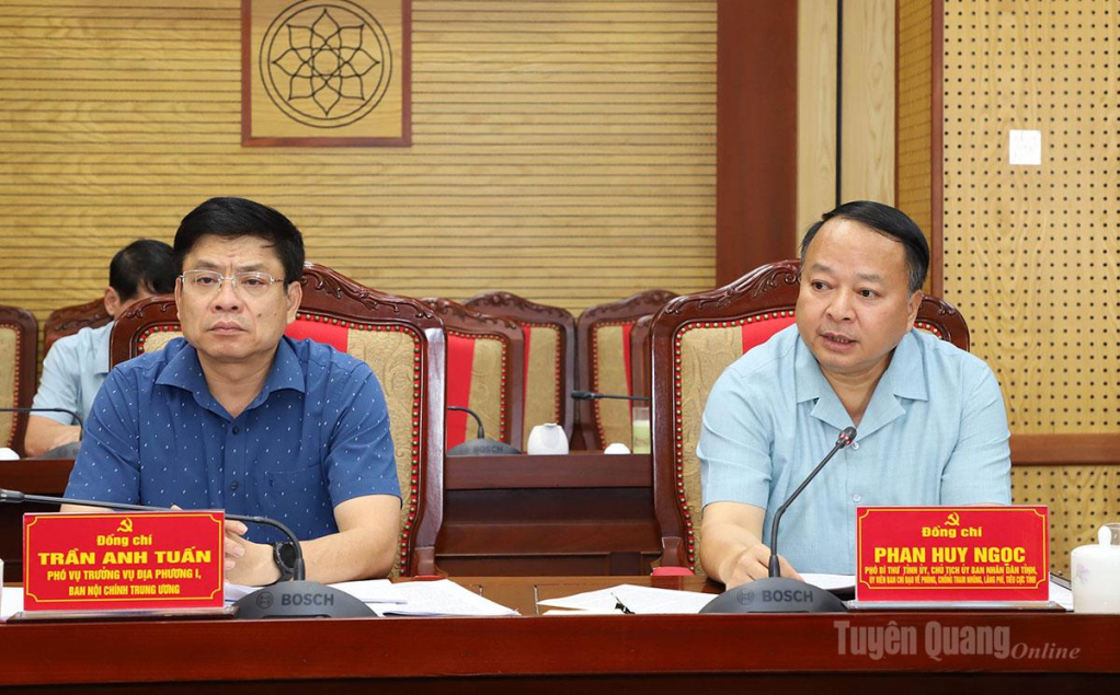 Phó Bí thư Tỉnh ủy, Chủ tịch UBND tỉnh Phan Huy Ngọc phát biểu tại phiên họp.