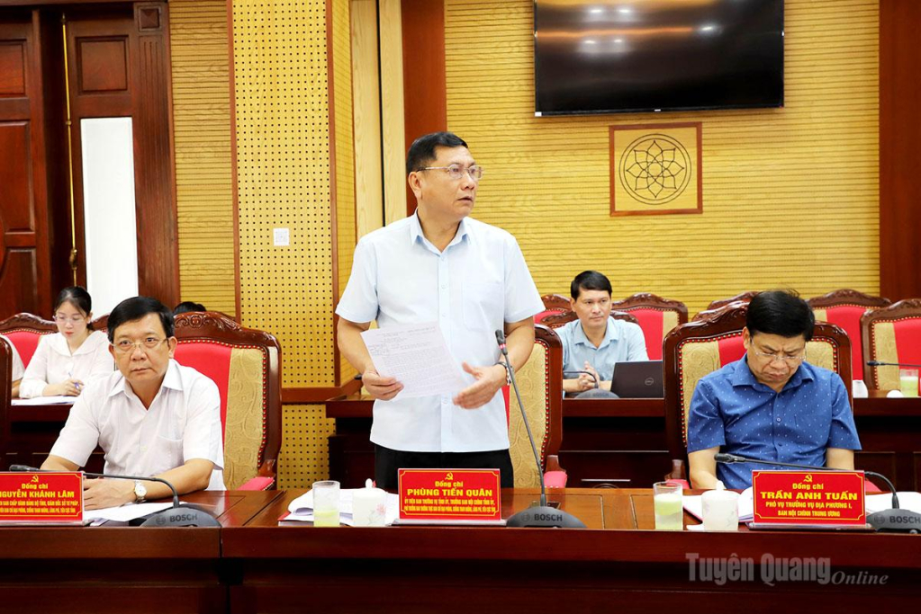 Trưởng ban Nội chính Tỉnh ủy – Cơ quan Thường trực BCĐ Phùng Tiến Quân thảo luận tại phiên họp.