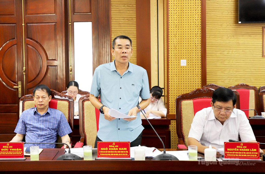 Chánh Thanh tra tỉnh Ngô Xuân Nam thảo luận tại phiên họp.
