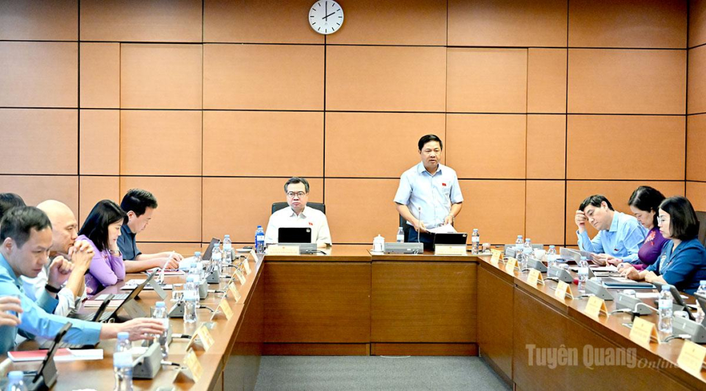 Toàn cảnh phiên thảo luận tổ 14 chiều ngày 19-10.