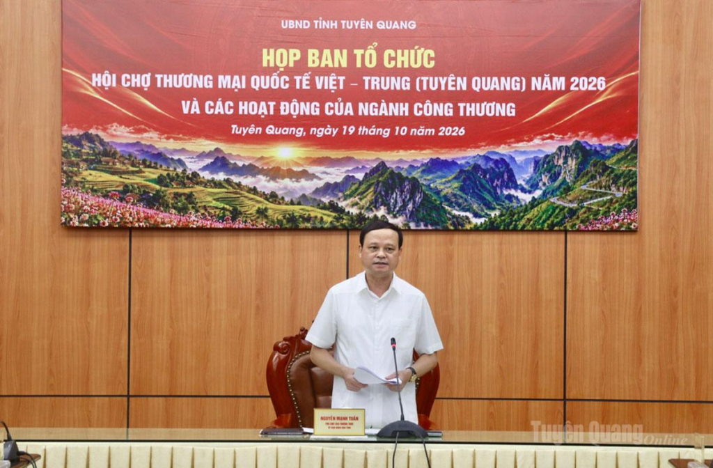 Đồng chí Nguyễn Mạnh Tuấn, Uỷ viên Ban Thường vụ Tỉnh uỷ, Phó Chủ tịch Thường trực UBND tỉnh, Trưởng Ban Tổ chức hội chợ phát biểu tại buổi họp.