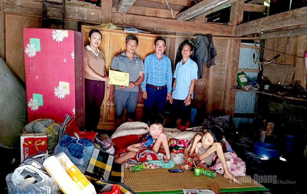 Đại diện Ủy ban MTTQ xã Thông Nguyên và thôn Xuân Thành trao kinh phí hỗ trợ và quà cho hai anh em Đặng Phụ Quấy và Đặng Phụ Quyên.