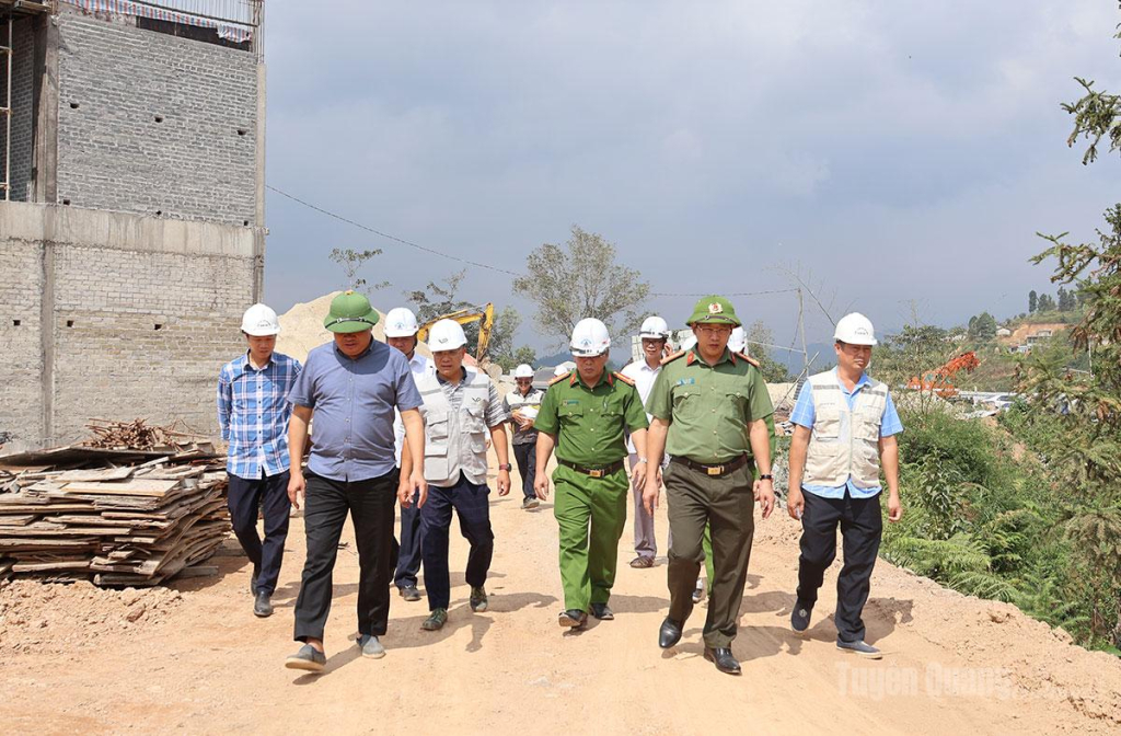 Đại tá Lục Thế Hưng, Phó Giám đốc Công an tỉnh và đoàn công tác kiểm tra thực tế tiến độ thi công Dự án Trường Phổ thông dân tộc nội trú liên cấp Tiểu học và THCS xã Thắng Mố.