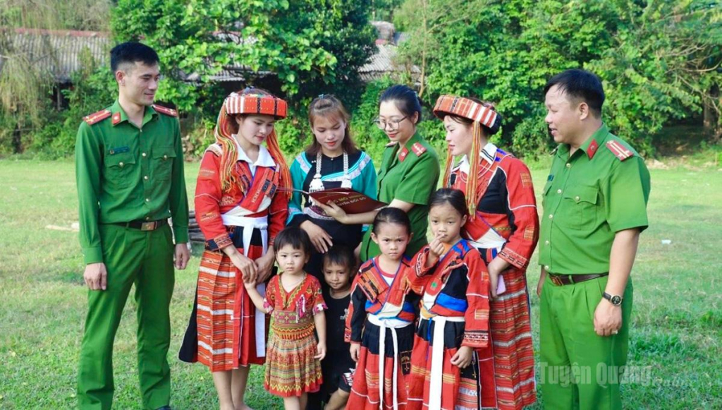 Hội Phụ nữ Công an tỉnh tuyên truyền, hướng dẫn người dân  tham gia chuyển đổi số.