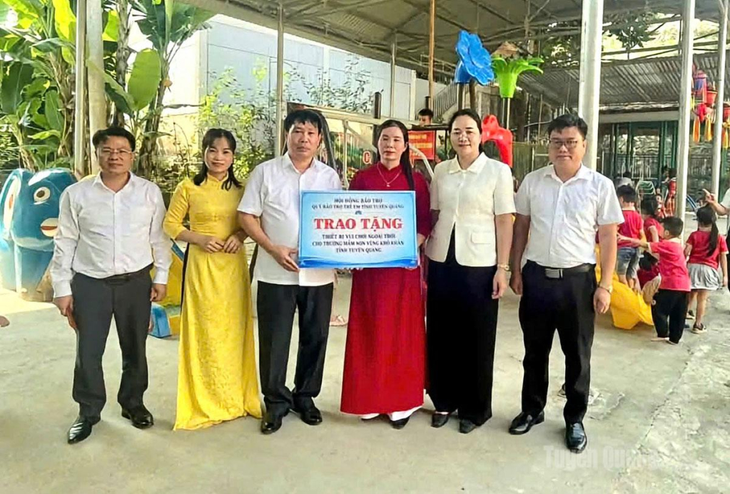 Lãnh đạo Sở Y tế trao tặng bộ thiết bị vui chơi cho Phân hiệu Mầm non, Trường Mầm non Minh Quang, xã Minh Quang.