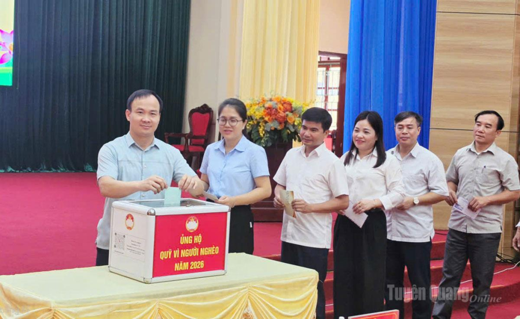 Lãnh đạo xã Bắc Quang hưởng ứng, ủng hộ Quỹ “Vì người nghèo”.