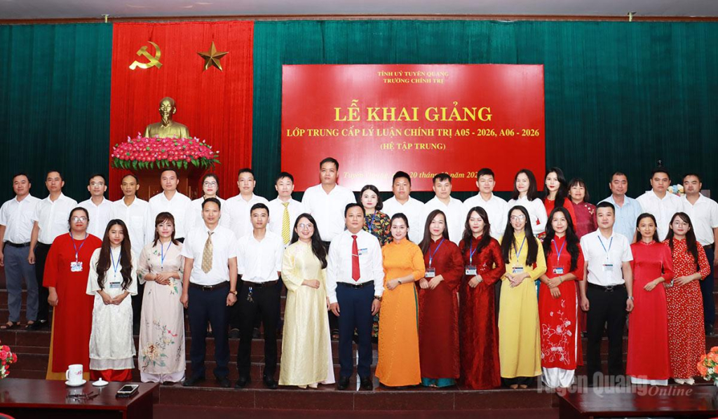 Lãnh đạo Trường Chính trị tỉnh cùng các học viên lớp Trung cấp lý luận chính trị A05-2026.