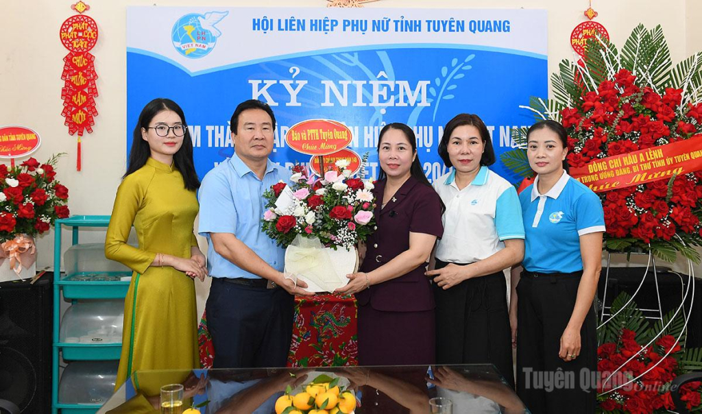 Đồng chí Nguyễn Bình Minh, Phó Giám đốc Báo và phát thanh, truyền hình Tuyên Quang tặng hoa chúc mừng Hội Liên hiệp phụ nữ tỉnh nhân ngày 20-10.