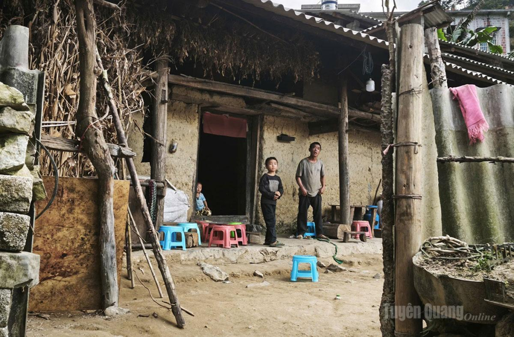 Căn nhà lá đơn sơ của các cháu Cháng Bảo Lâm, Cháng Minh Dương, Cháng An Duy thôn Há Lìa, xã Thắng Mố.