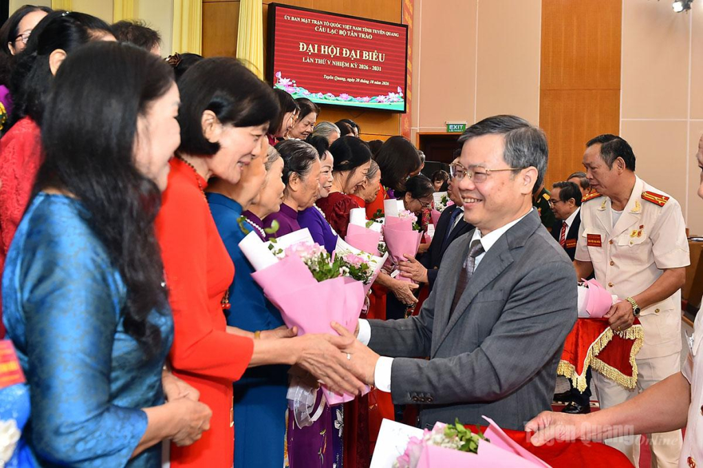 Đồng chí Nguyễn Văn Sơn, Chủ tịch HĐND tỉnh tặng hoa các nữ đại biểu dự Đại hội.