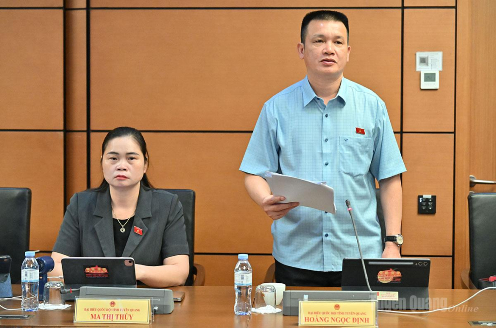 Đồng chí Hoàng Ngọc Định, Uỷ viên Ban Chấp hành Đảng bộ tỉnh, Chỉ huy trưởng Ban Chỉ huy Bộ đội Biên phòng tỉnh phát biểu thảo luận.
