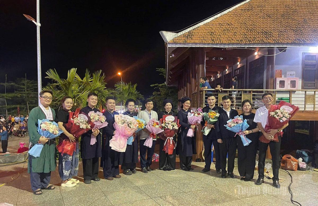 Anh Phùng Văn Tiến (thứ 3 từ trái sang) tại Liên hoan hát Then, đàn Tính năm 2026 được tổ chức tại xã Cẩm Giàng, tỉnh Thái Nguyên.