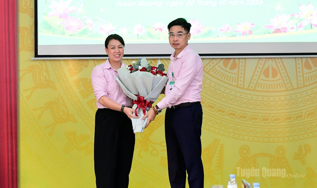 Lãnh đạo Chi nhánh Ngân hàng Chính sách xã hội tỉnh khen thưởng cho Phòng Giao dịch Ngân hàng Chính sách xã hội Bắc Quang.