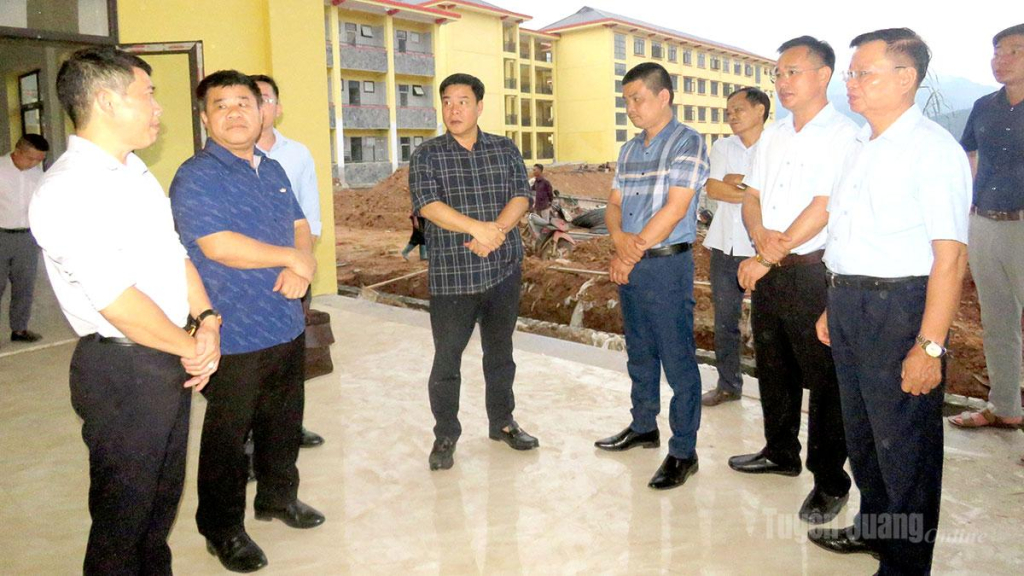 Đồng chí Hoàng Gia Long, Phó Chủ tịch UBND tỉnh trao đổi với các đơn vị về tiến độ thi công Trường Phổ thông nội trú Tiểu học và THCS Pà Vầy Sủ.