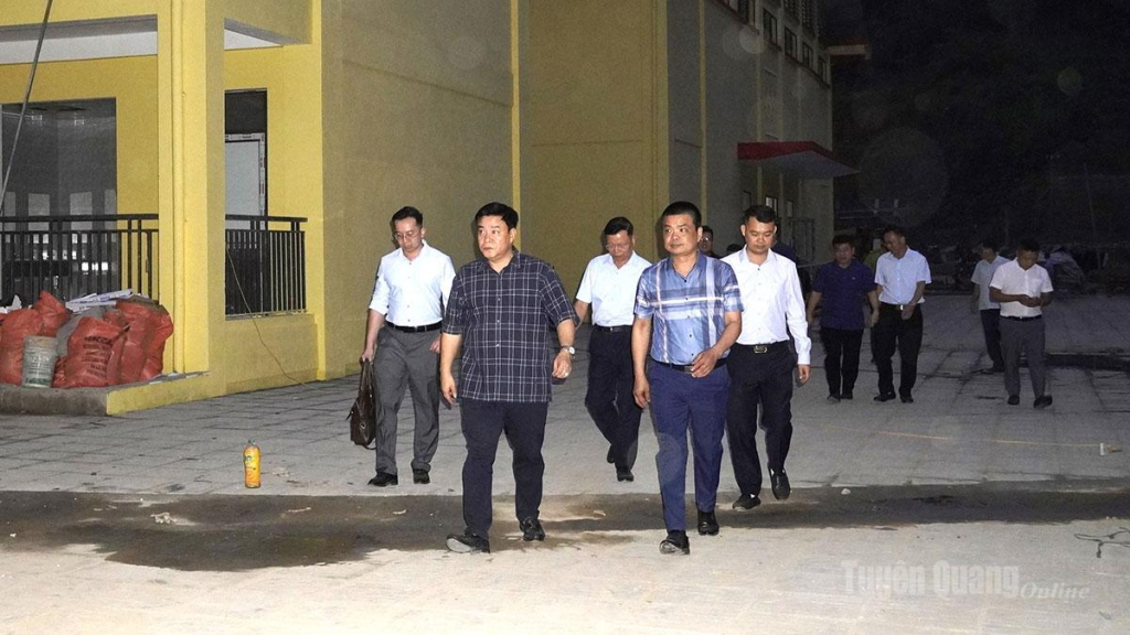 Đồng chí Hoàng Gia Long kiểm tra tiến độ thi công Trường Phổ thông nội trú Tiểu học và THCS Pà Vầy Sủ, xã Pà Vầy Sủ.
