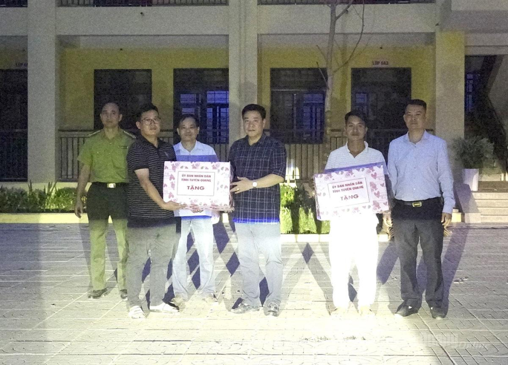 Đồng chí Phó Chủ tịch UBND tỉnh tặng quà động viên các đơn vị tại Trường Phổ thông nội trú Tiểu học và THCS Pà Vầy Sủ.