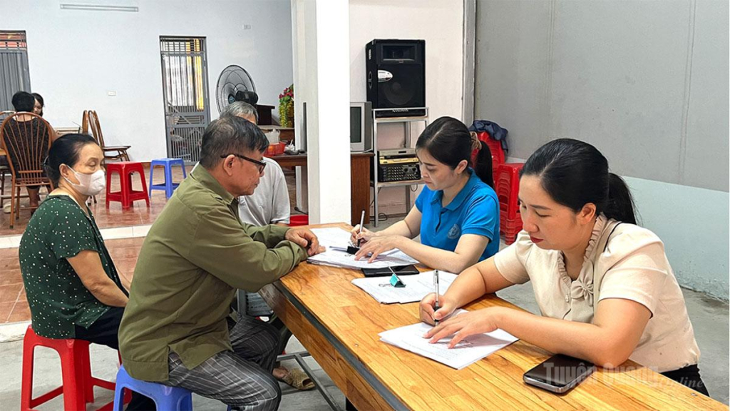 Người dân trên địa bàn tỉnh đăng ký nhận lương hưu và trợ cấp qua hình thức thanh toán không dùng tiền mặt.