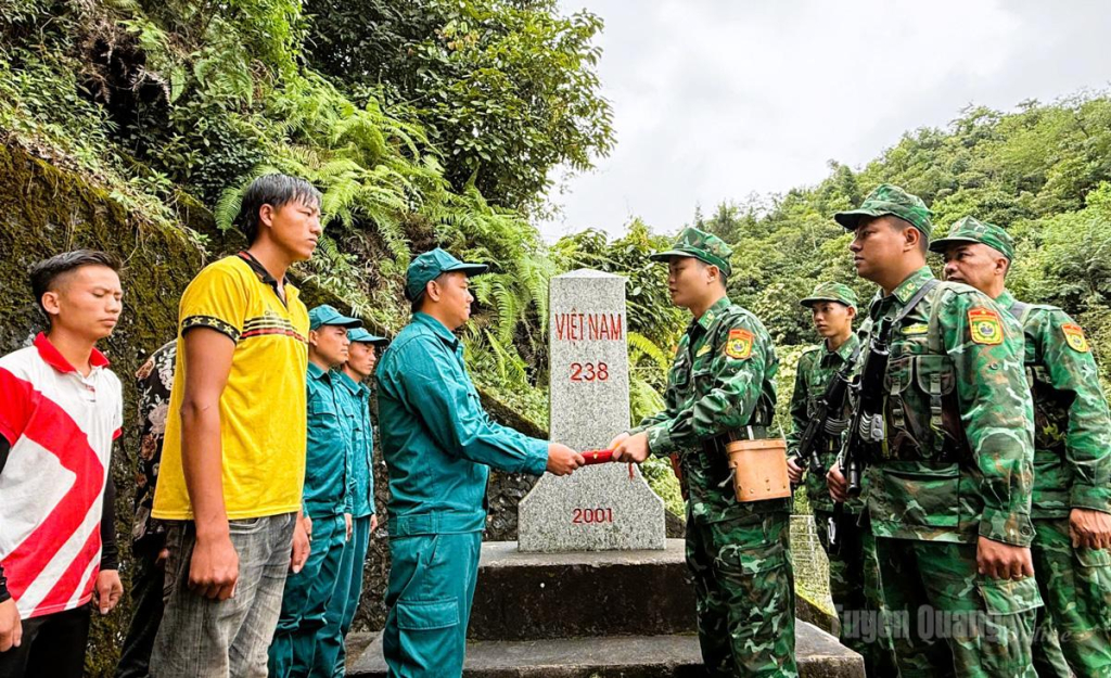 Các thành viên trong Tổ tự quản thôn Lùng Chu Phùng, xã Lao Chải tích cực tham gia cùng các chiến sĩ Đồn Biên phòng Cửa khẩu Quốc tế Thanh Thủy bảo vệ an ninh trật tự biên giới.