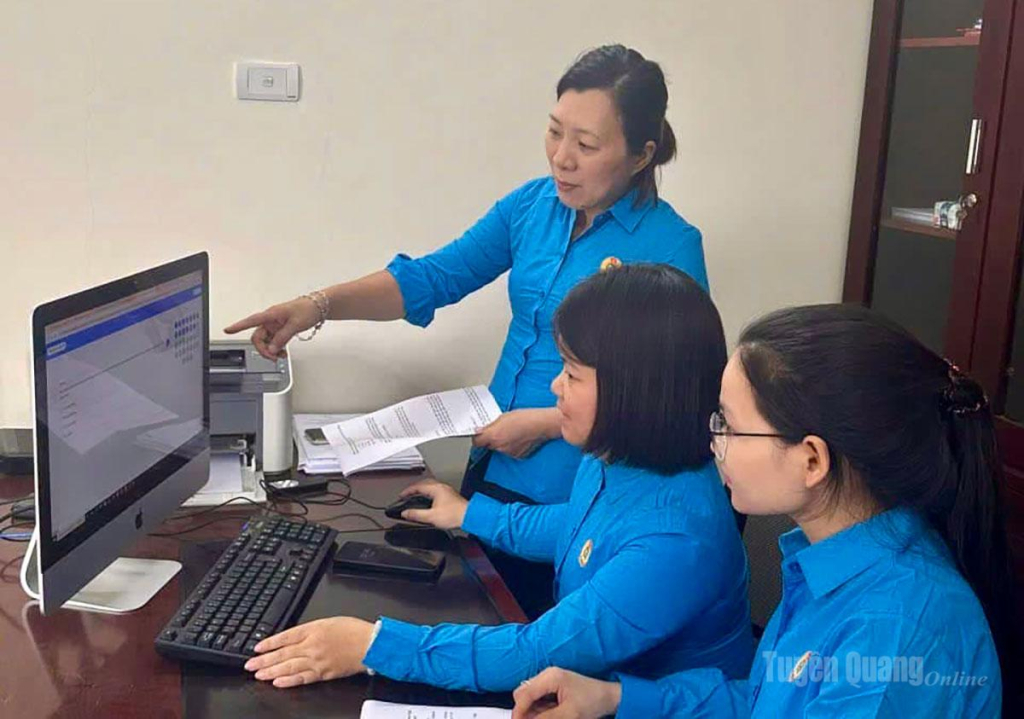 Cán bộ, đoàn viên công đoàn cơ sở phường Hà Giang 1 tham gia cuộc thi trực tuyến tìm hiểu Nghị quyết đại hội công đoàn các cấp.