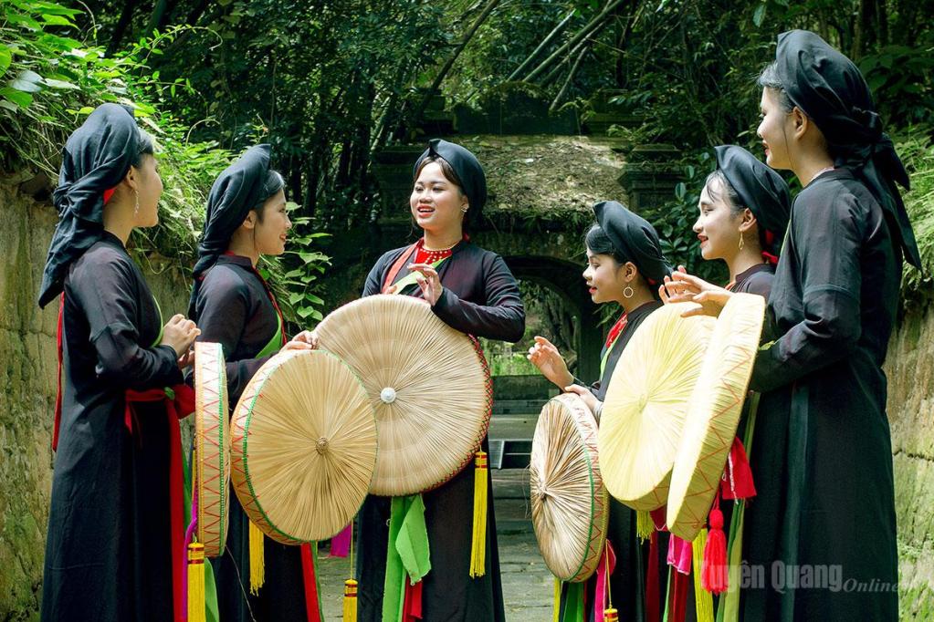 Tác phẩm Lớp học quan họ của tác giả Quang Minh (Tuyên Quang).