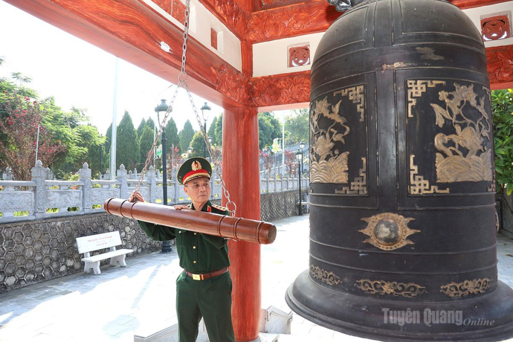 Thượng tướng Phạm Hồng Hương, Phó Chủ tịch Hội Cựu chiến binh Việt Nam thực hiện nghi thức thỉnh chuông tại Nghĩa trang Liệt sĩ quốc gia Vị Xuyên.
