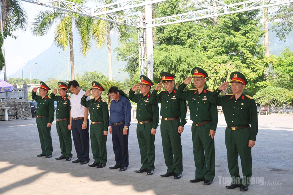 Đoàn công tác Trung ương Hội Cựu chiến binh Việt Nam dành phút mặc niệm tưởng nhớ các anh hùng liệt sĩ.
